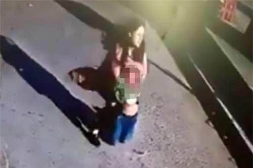 Kết quả hình ảnh cho Bé trai 6 tuổi bị bắt cóc giữa ban ngày, người đi đường chứng kiến thờ ơ