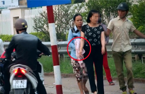 Hà Nội: Bị bắt quả tang dàn cảnh móc túi trước cổng BV Bạch Mai, người phụ nữ nằm ra đường, lột quần ăn vạ - Ảnh 2.