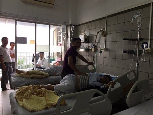 roi nuoc mat canh con troi cha vao giuong benh trong phong cap cuu - 1