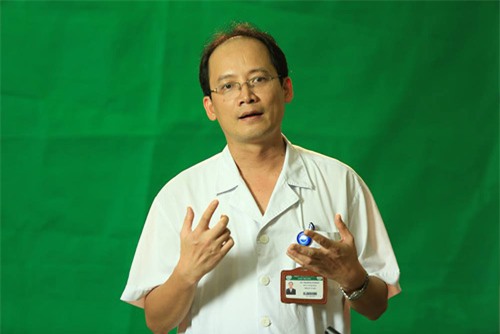 roi nuoc mat canh con troi cha vao giuong benh trong phong cap cuu - 3