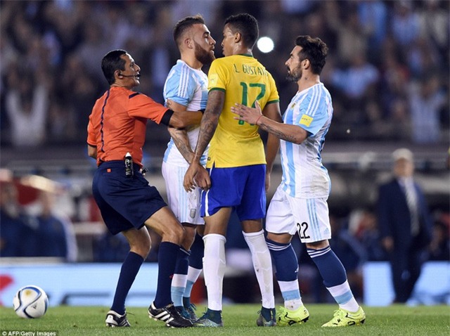 
Những cuộc so tài Argentina-Brazil luôn diễn ra đầy căng thẳng
