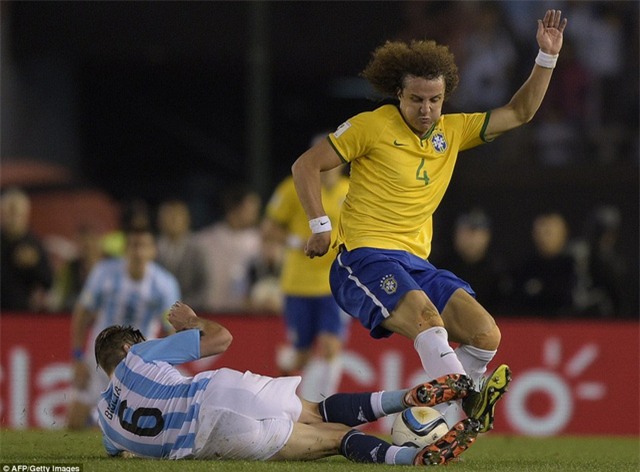 
Luiz nhận thẻ đỏ ở trận hòa 1-1 giữa hai đội tại lượt đi
