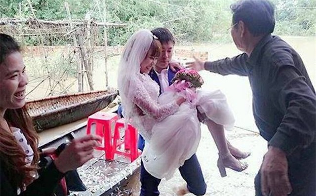 Video: Lũ ngập đường, chú rể chèo thuyền, lội nước bế cô dâu