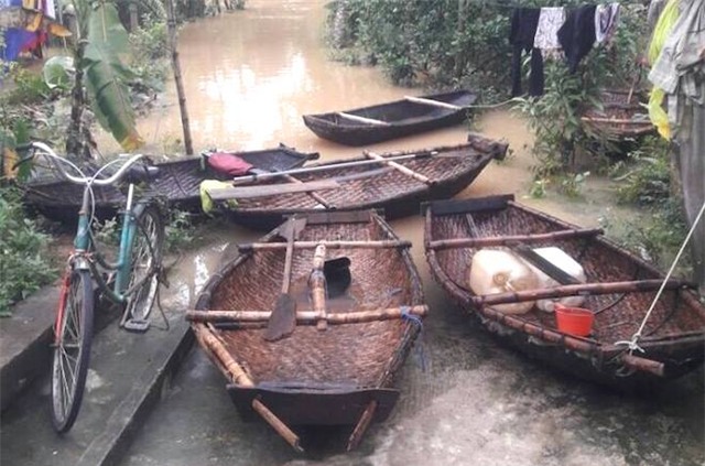 Video: Lũ ngập đường, chú rể chèo thuyền, lội nước bế cô dâu - Ảnh 2.