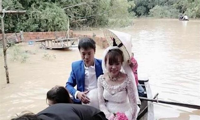 Video: Lũ ngập đường, chú rể chèo thuyền, lội nước bế cô dâu - Ảnh 3.