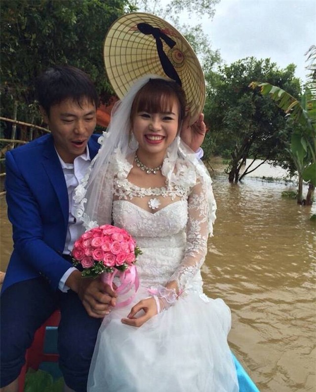 Video: Lũ ngập đường, chú rể chèo thuyền, lội nước bế cô dâu - Ảnh 5.