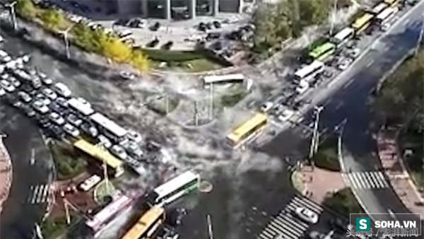 Cả khu phố biến thành… nhà tắm hơi, nước nóng nghi ngút làm bỏng người vì sự cố đáng sợ - Ảnh 2.