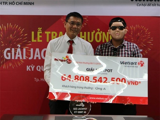 Nghi van ve nguoi deo mat na nhan giai xo so hang chuc ty hinh anh 2