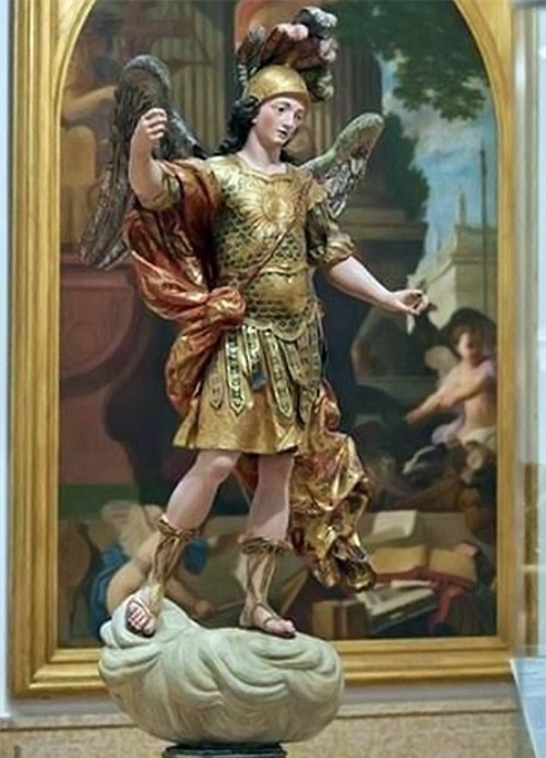 Chỉ vì ham tự sướng, du khách này phá hỏng bức tượng 400 tuổi ở bảo tàng Lisbon - Ảnh 1.