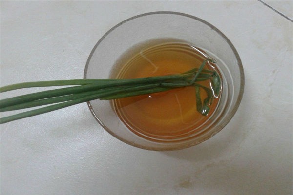Khó tin nhưng có thật: Cho hành lá vào chén mật ong biết ngay mật ong thật hay giả - Ảnh 1.