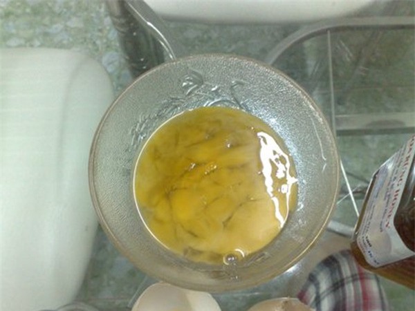 Khó tin nhưng có thật: Cho hành lá vào chén mật ong biết ngay mật ong thật hay giả - Ảnh 2.