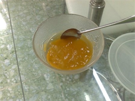 Khó tin nhưng có thật: Cho hành lá vào chén mật ong biết ngay mật ong thật hay giả - Ảnh 3.