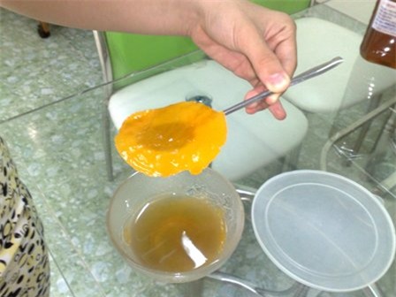 Khó tin nhưng có thật: Cho hành lá vào chén mật ong biết ngay mật ong thật hay giả - Ảnh 4.