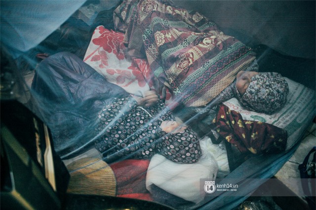 4 mẹ con và giấc ngủ tạm bợ nơi vỉa hè phố Tràng Thi suốt 2 mùa đông giá rét qua... - Ảnh 1.