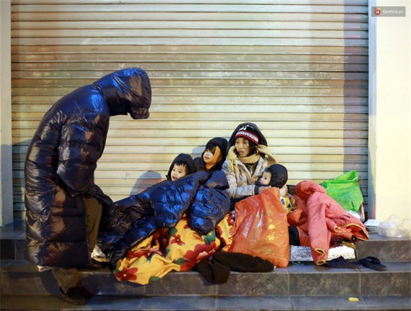 4 mẹ con và giấc ngủ tạm bợ nơi vỉa hè phố Tràng Thi suốt 2 mùa đông giá rét qua... - Ảnh 3.