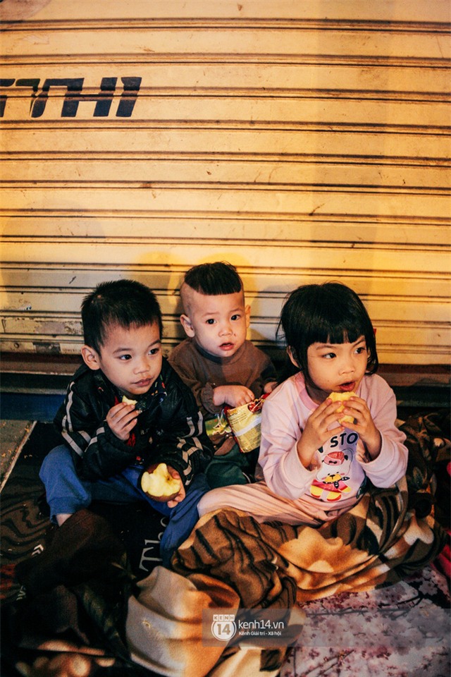 4 mẹ con và giấc ngủ tạm bợ nơi vỉa hè phố Tràng Thi suốt 2 mùa đông giá rét qua... - Ảnh 5.