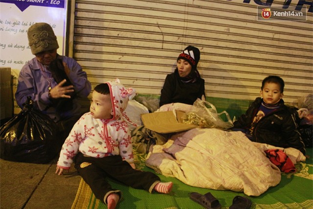 4 mẹ con và giấc ngủ tạm bợ nơi vỉa hè phố Tràng Thi suốt 2 mùa đông giá rét qua... - Ảnh 8.