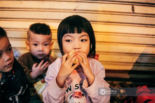 4 mẹ con và giấc ngủ tạm bợ nơi vỉa hè phố Tràng Thi suốt 2 mùa đông giá rét qua... - Ảnh 9.