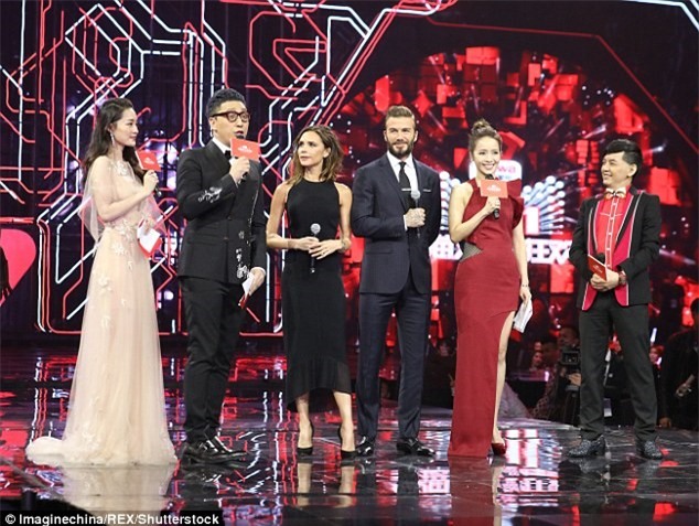 Victoria Beckham thich thu khoe vong ba cua chong hinh anh 5