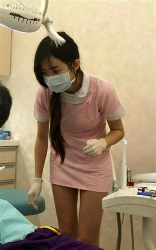 Nữ y tá diện váy ngắn, khoe chân dài, khiến bệnh nhân chẳng muốn rời bệnh viện - Ảnh 2.