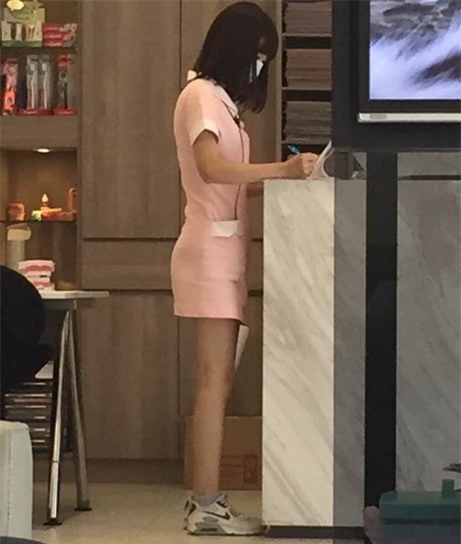 Nữ y tá diện váy ngắn, khoe chân dài, khiến bệnh nhân chẳng muốn rời bệnh viện - Ảnh 3.