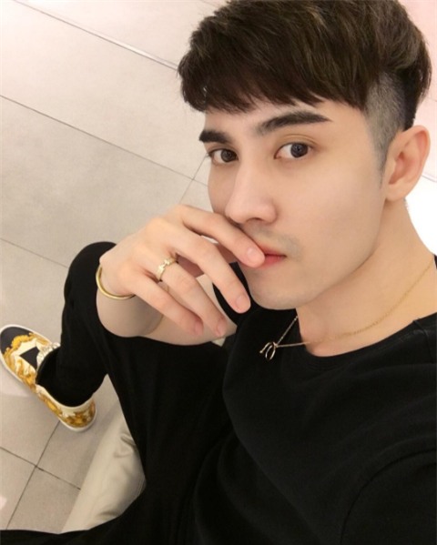 Đi xe dát vàng, lại còn dát toàn hàng hiệu: Thiếu gia thì phải như anh! - Ảnh 1.