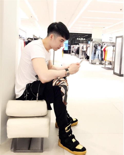 Đi xe dát vàng, lại còn dát toàn hàng hiệu: Thiếu gia thì phải như anh! - Ảnh 4.