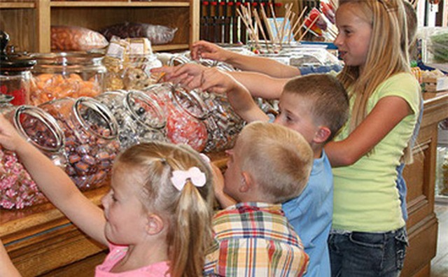 Trẻ đòi ăn bim bim, ô mai... thay vì cấm cản, cha mẹ Mỹ lại cho tiền để con hiểu giá trị đồng tiền là như thế nào