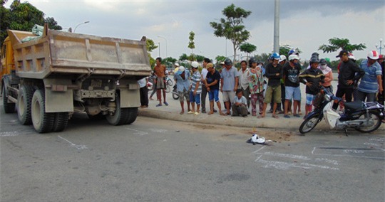 chi dung xe nghe dien thoai, em trai bi xe ben can tu vong - 1