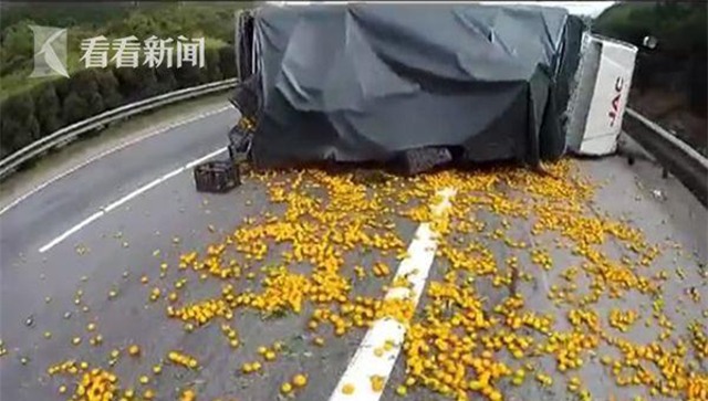 tai xe khoc nuc no vi xe cam bi lat ma nguoi dan van lao vao hoi cua - 1