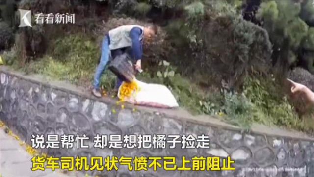 tai xe khoc nuc no vi xe cam bi lat ma nguoi dan van lao vao hoi cua - 2