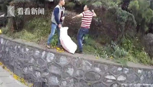 tai xe khoc nuc no vi xe cam bi lat ma nguoi dan van lao vao hoi cua - 3