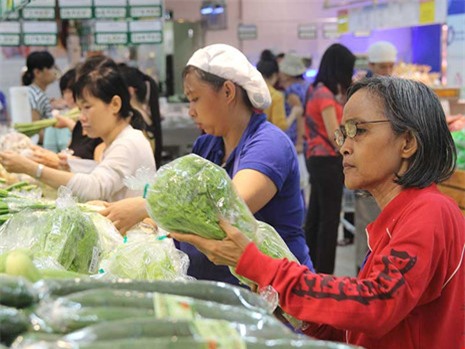 Hàng Việt chất lượng cao, an toàn thì không sợ hàng Trung Quốc. Trong ảnh: Người tiêu dùng mua nông sản sạch tại một siêu thị ở TP.HCM. Ảnh: HOÀNG GIANG