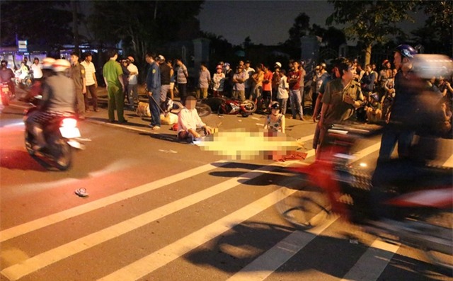 Ba mẹ thất thần bên thi thể con trai bị tai nạn giao thông