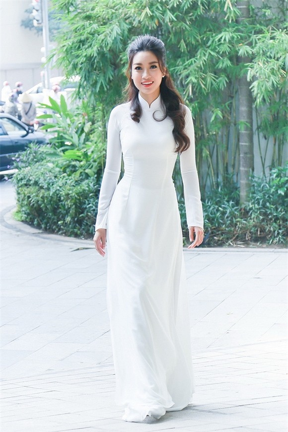 Hoa hậu Mỹ Linh diện áo dài trắng 7