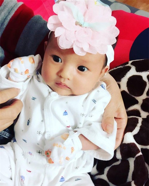 hong que hanh phuc nhan dip con gai tron mot thang tuoi - 1