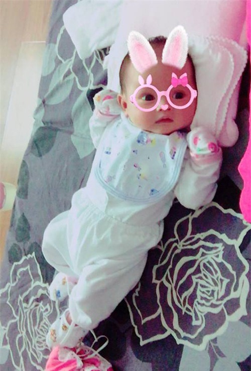 hong que hanh phuc nhan dip con gai tron mot thang tuoi - 2