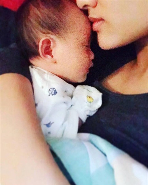 hong que hanh phuc nhan dip con gai tron mot thang tuoi - 3