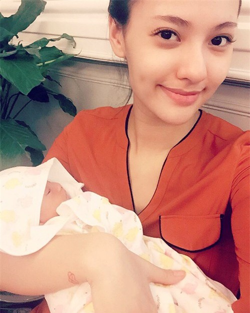 hong que hanh phuc nhan dip con gai tron mot thang tuoi - 4