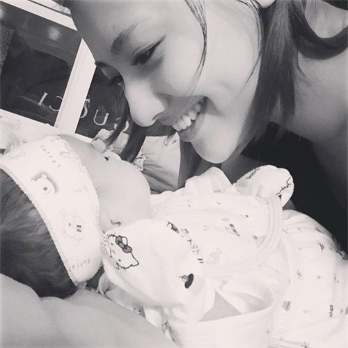 hong que hanh phuc nhan dip con gai tron mot thang tuoi - 5