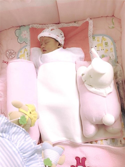 hong que hanh phuc nhan dip con gai tron mot thang tuoi - 6