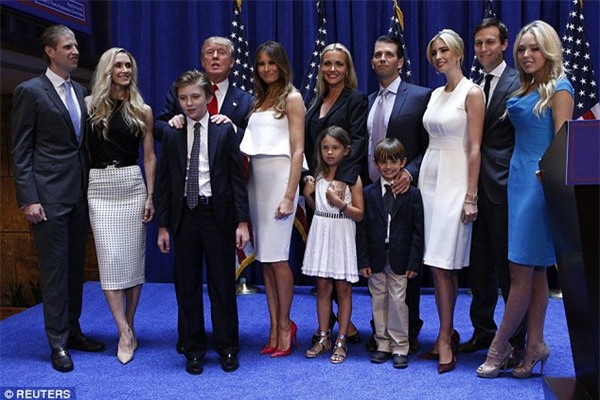 
Gia đình Tổng thống Donald Trump quây quần trong sự kiện tranh cử vừa qua. Phu nhân Melania Trump nền nã, thanh lịch mà không kém phần gợi cảm trong một thiết kế váy kiền hai dây tông màu trắng tinh khôi.
