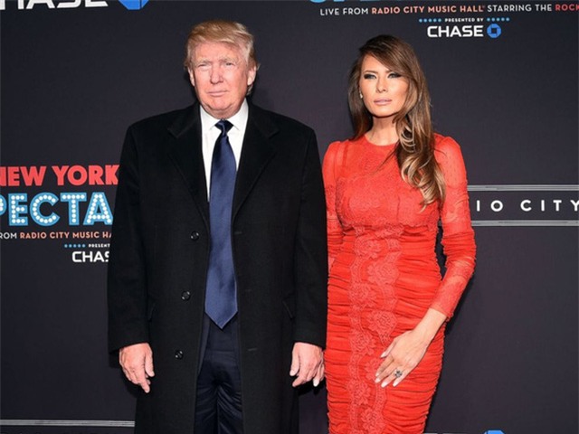 Trong khoảng thời gian ông Donald Trump vận động tranh cử, bà Melania ghi điểm với loạt trang phục hàng hiệu sang trọng, thanh lịch. Bà mặc kín hơn nhưng vẫn cuốn hút, khiến người đối diện phải chú ý.