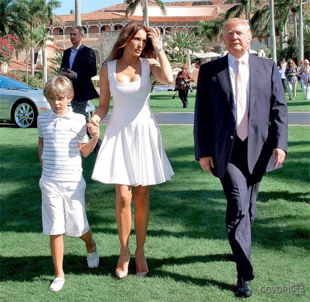 Mặc dù đã bước vào tuổi 46, nhưng vóc dáng cùng nhan sắc của phu nhân Melania Trump vẫn vô cùng hoàn hảo và nóng bỏng. Bộ váy trắng xòe nhẹ nhàng với thiết kế cổ rộng tôn trọn sắc vóc đáng ngưỡng mộ của phu nhân Tân Tổng thống.