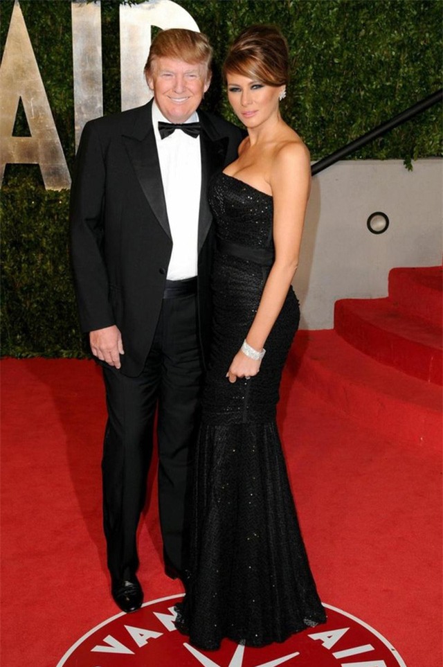 Phu nhân Melania Trump bí ẩn và quý phái đến mê lòng khi diện đầm đen dáng cúp ngực. Bà khéo kéo chọn dáng váy đuôi cá để khoe vóc dáng siêu mẫu. Những phụ kiện đi kèm như clutch, vòng tay, khuyên tai đều được chăm chút kỹ lưỡng. Hai vợ chồng Tân Tổng thống sánh bước bên nhau trong sự đồng điệu về màu sắc trang phục.