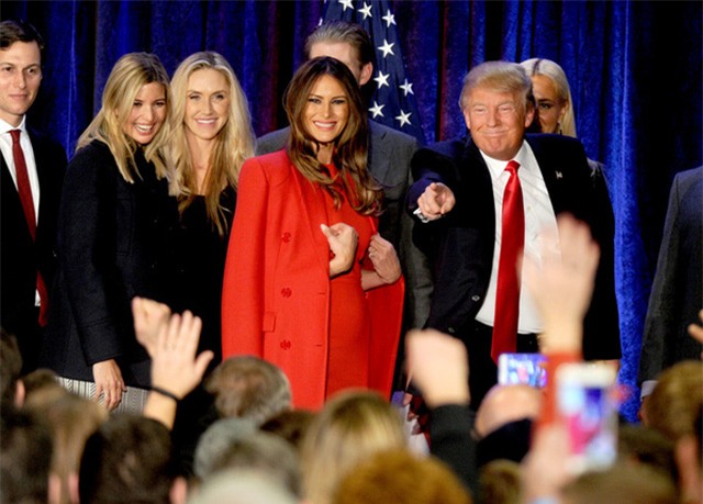 Hai vợ chồng tinh ý chọn trang phục đồng điệu tại mỗi lần xuất hiện trước công chúng trong khuôn khổ những sự kiện xoay quanh cuộc tranh cử tổng thống năm nay. Nếu như chồng bà - doanh nhân Donald Trump lịch lãm và sang trọng trong bộ suits đen đắt tiền với carvat đỏ nổi bật thì phu nhân Melania Trump cũng khéo chọn cho mình một bộ đồ xuyệt tông...