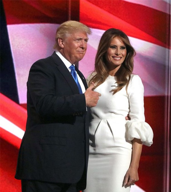 
Xuất hiện để ủng hộ chồng mình trong sự kiện tranh cử vừa qua, bà Melania Trump đơn giản mà thanh lịch sang trọng với đầm trắng dáng bút chì ôm sát điểm chi tiết tay bồng ngọt ngào.
