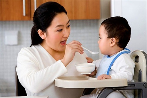 day la ly do khien me nao cung muon them toi vao thuc an dam cho con - 2