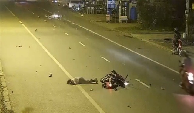 Người bị tông ngã ngay xuống đường, bị thương nặng.