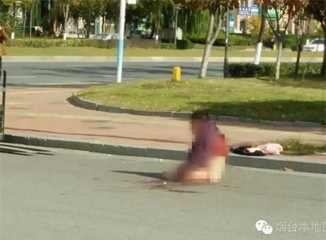 Người phụ nữ không mảnh vải che thân bị con trai đánh chảy máu mặt ngay giữa đường - Ảnh 3.